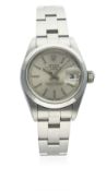 A LADIES STAINLESS STEEL ROLEX OYSTER PERPETUAL DATE BRACELET WATCH CIRCA 1993, REF. 69160 D: Silver