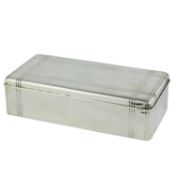 A QUALITY SOLID SILVER CIGARETTE / CIGAR BOX RETAILED BY TIFFANY & CO CIRCA 1930s Case measures