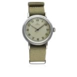 A GENTLEMAN'S STAINLESS STEEL OMEGA WRIST WATCH CIRCA 1948, REF. 2410-2 D: Two tone silver