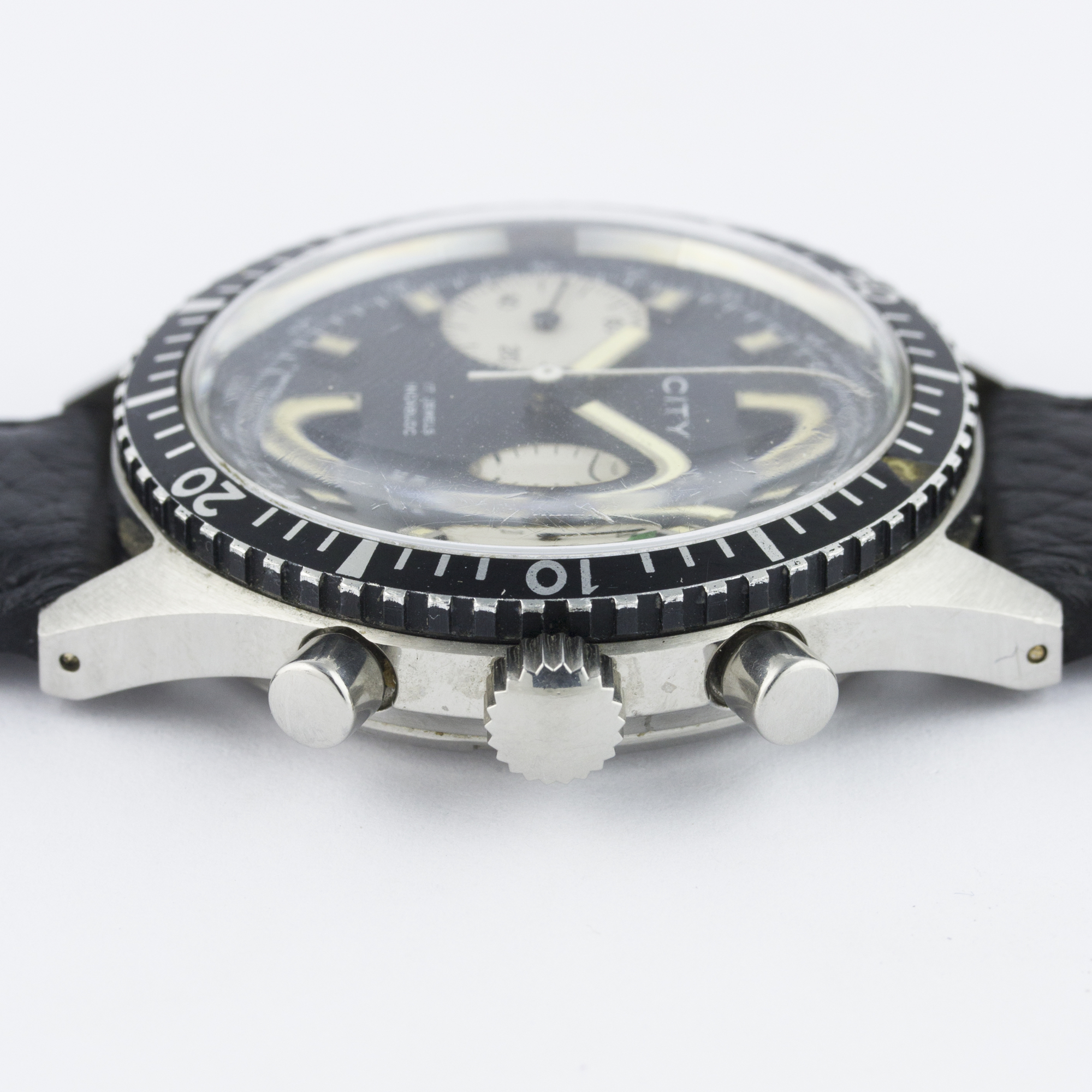 A GENTLEMAN’S STAINLESS STEEL CITY CHRONOGRAPH WRIST WATCH CIRCA 1970s D: Black dial with luminous - Image 9 of 10