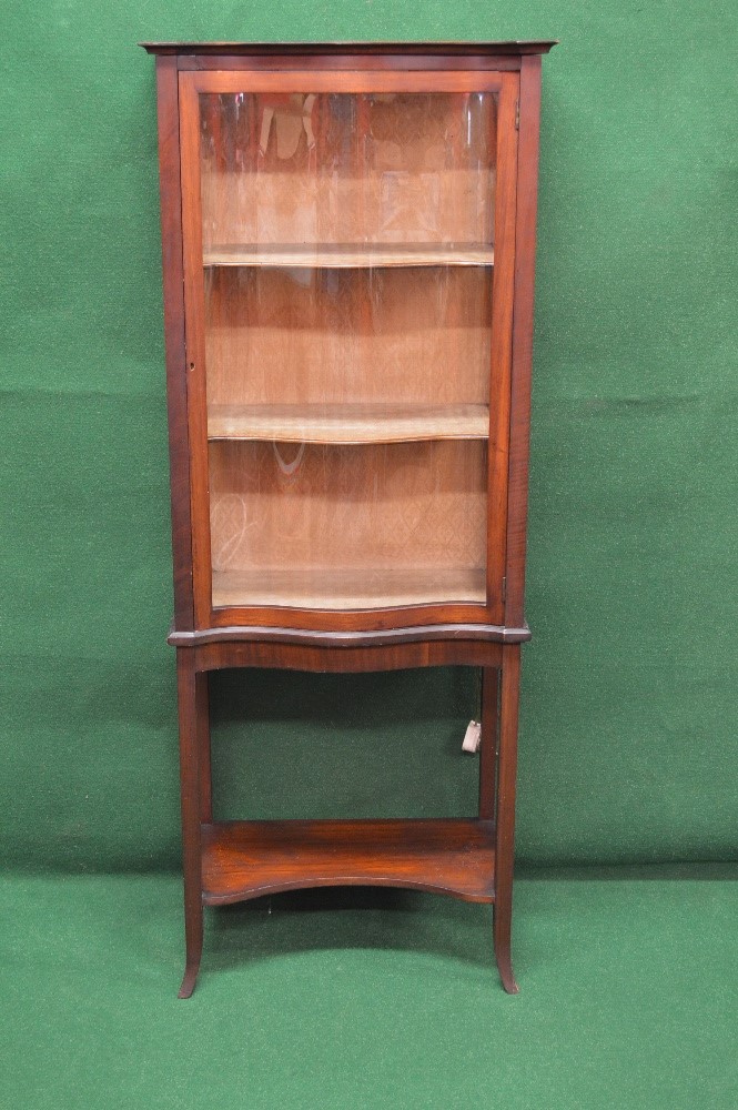 Mahogany vitrine display cabinet having serpentine glazed door enclosing two fixed shelves and