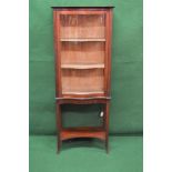 Mahogany vitrine display cabinet having serpentine glazed door enclosing two fixed shelves and