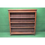 Mahogany bookcase having dentil cornice over three adjustable shelves supported on reeded sides,