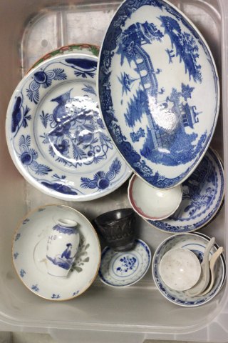 Tray of mixed Chinese ceramics plus a tin glazed plate & a willow pattered footed bowl