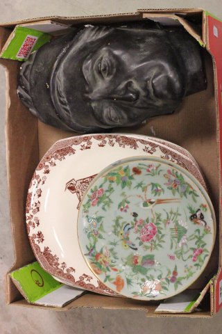 Set of six 'Bull' steak plates, four Chinese plates and a plaster Dante face plaque