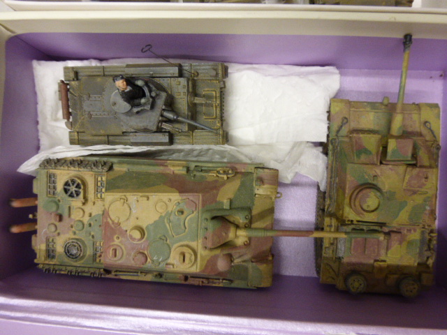 21 Model tanks including built model kits, both die-cast and plastic - Image 4 of 5