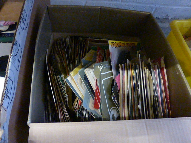 Vinyl - Large collection of 45's including Rock & Pop featuring Elvis, Deep Purple, Alice Cooper etc