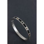 A George V hallmarked silver hinged bangle; Joseph Cook & Son; Birmingham 1933