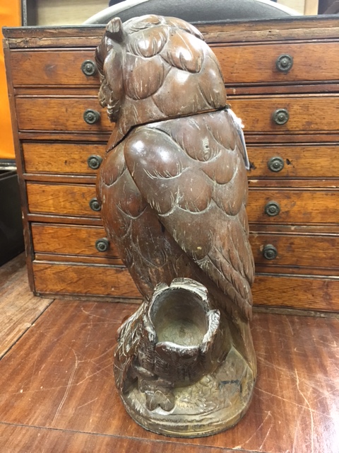 Early 20th century Black Forest Carved Walnut Tobacco Jar in the form of an Owl with Glass Eyes - Image 3 of 7