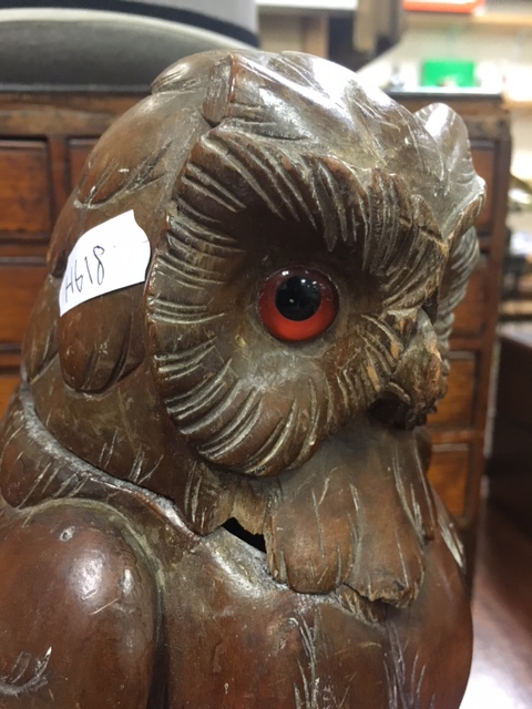 Early 20th century Black Forest Carved Walnut Tobacco Jar in the form of an Owl with Glass Eyes - Image 6 of 7
