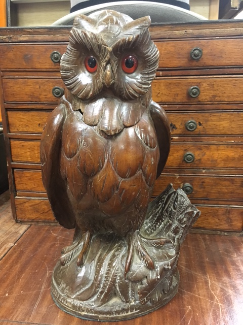 Early 20th century Black Forest Carved Walnut Tobacco Jar in the form of an Owl with Glass Eyes - Image 2 of 7