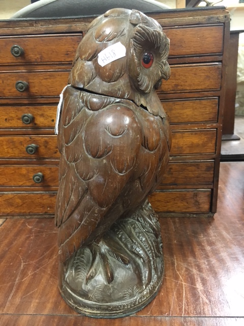 Early 20th century Black Forest Carved Walnut Tobacco Jar in the form of an Owl with Glass Eyes - Image 5 of 7