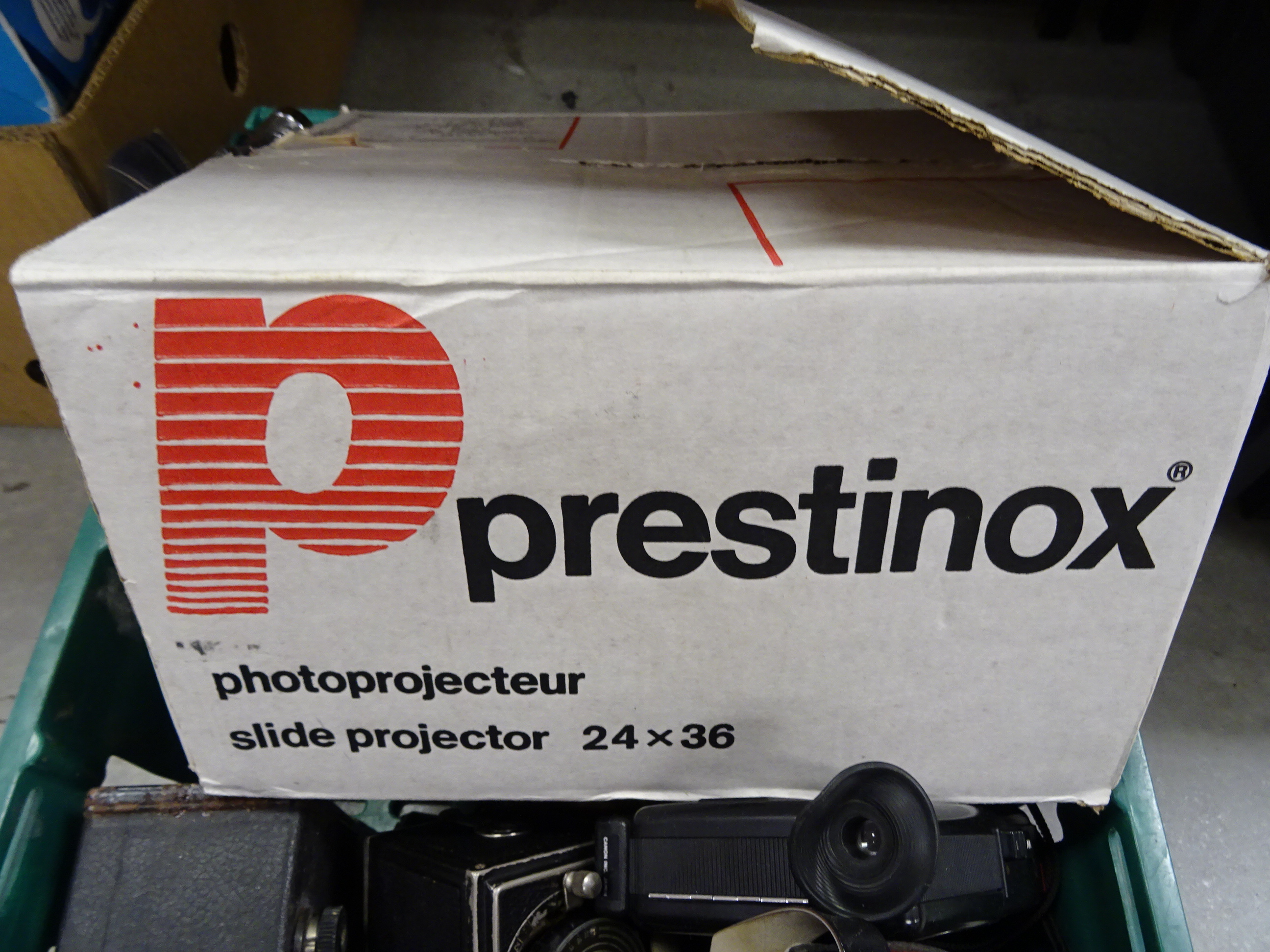 Photography slide projector in box along with a selection of antique cameras including film and cine - Bild 2 aus 2