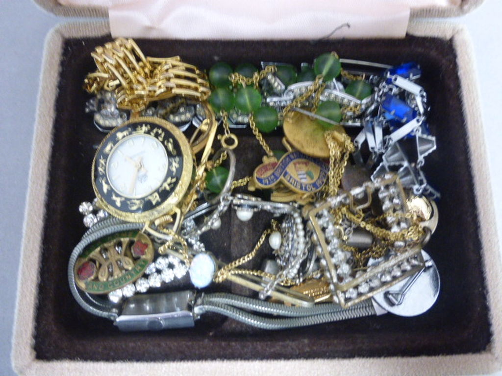 Box mixed collectables inc jewellery and badges