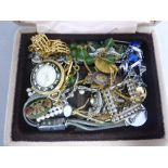 Box mixed collectables inc jewellery and badges