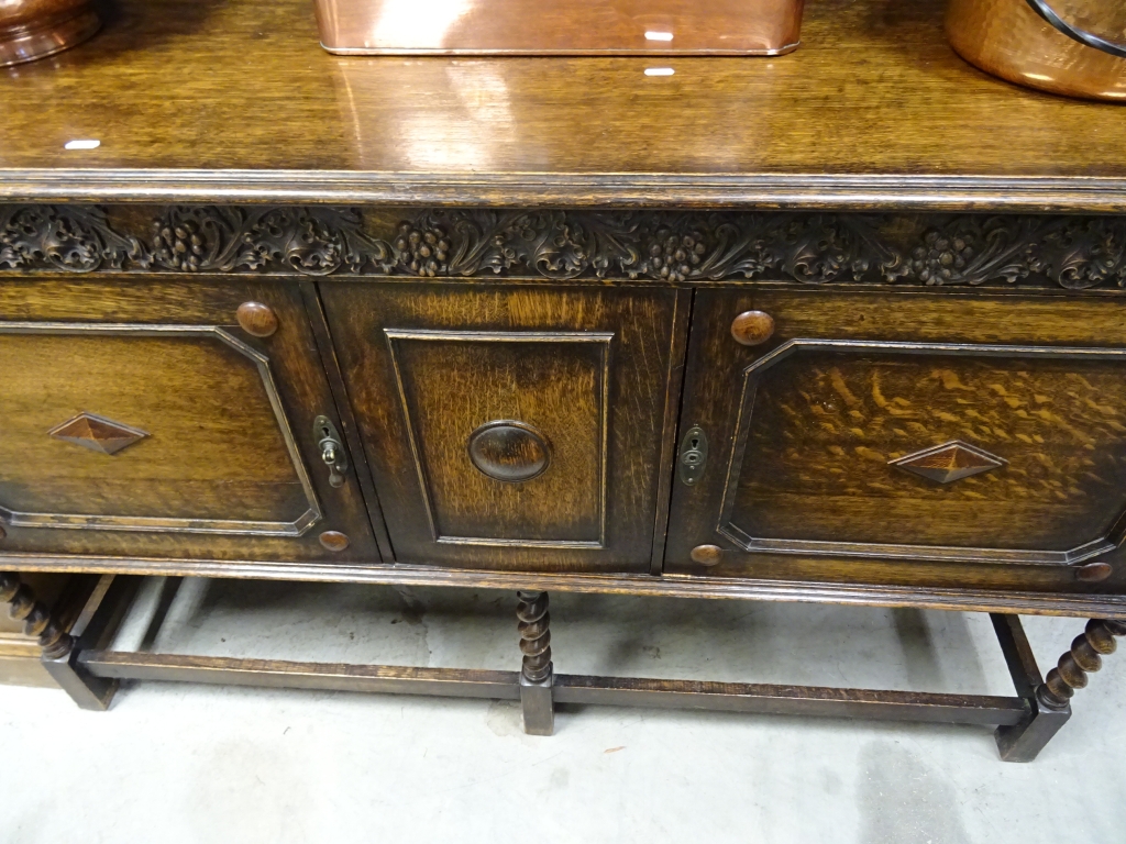 A large 20th Century oak dresser on barley twist support legs - Image 2 of 2