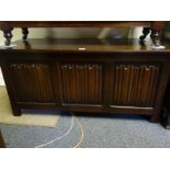 Good quality oak Coffer with a lift up lid 4'6 long 18" tall