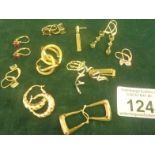 13 grams of 9ct gold items,