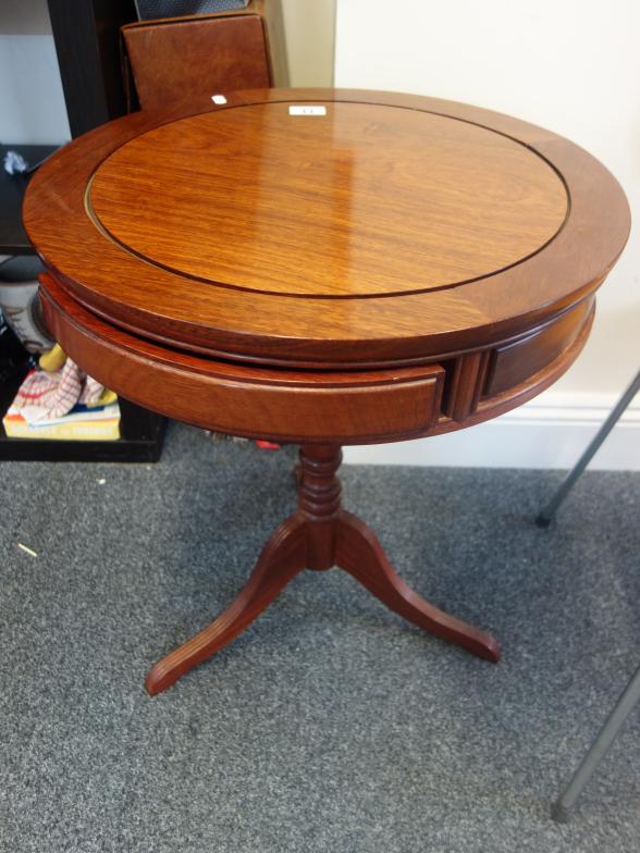 Mahogany antique style drum table with a selection of drawers - Image 3 of 3