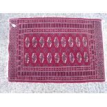 Red ground rug with 2 rows of guls 3' x 2'