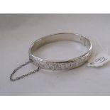 A silver hinged bangle