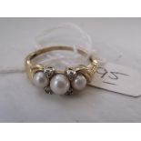 A seven stone gold mounted pearl & diamond ring approx size 'T' 3g