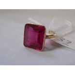 An 18ct red spinal square stone ring 4.8g approx size 'L'