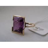 A square cut gold mounted amethyst ring 4g approx 'Q'