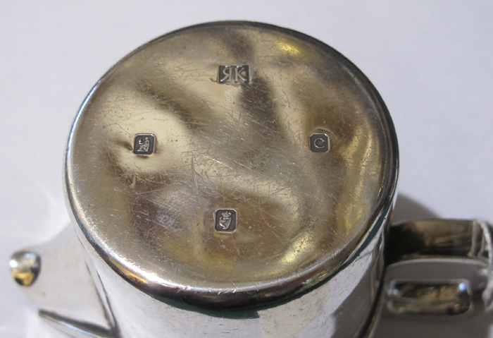 Contemporary Irish silver sugar bowl and creamer. An Irish silver sugar bowl and creamer, of heavy - Image 2 of 2