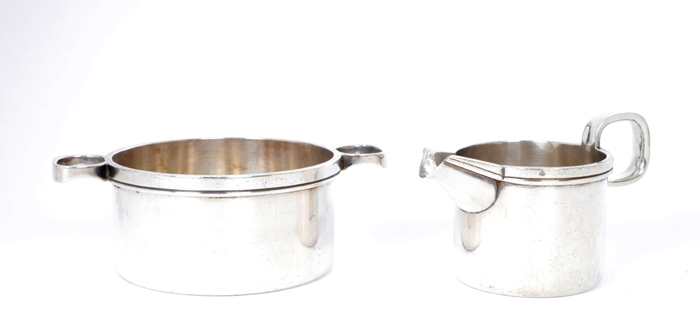Contemporary Irish silver sugar bowl and creamer. An Irish silver sugar bowl and creamer, of heavy