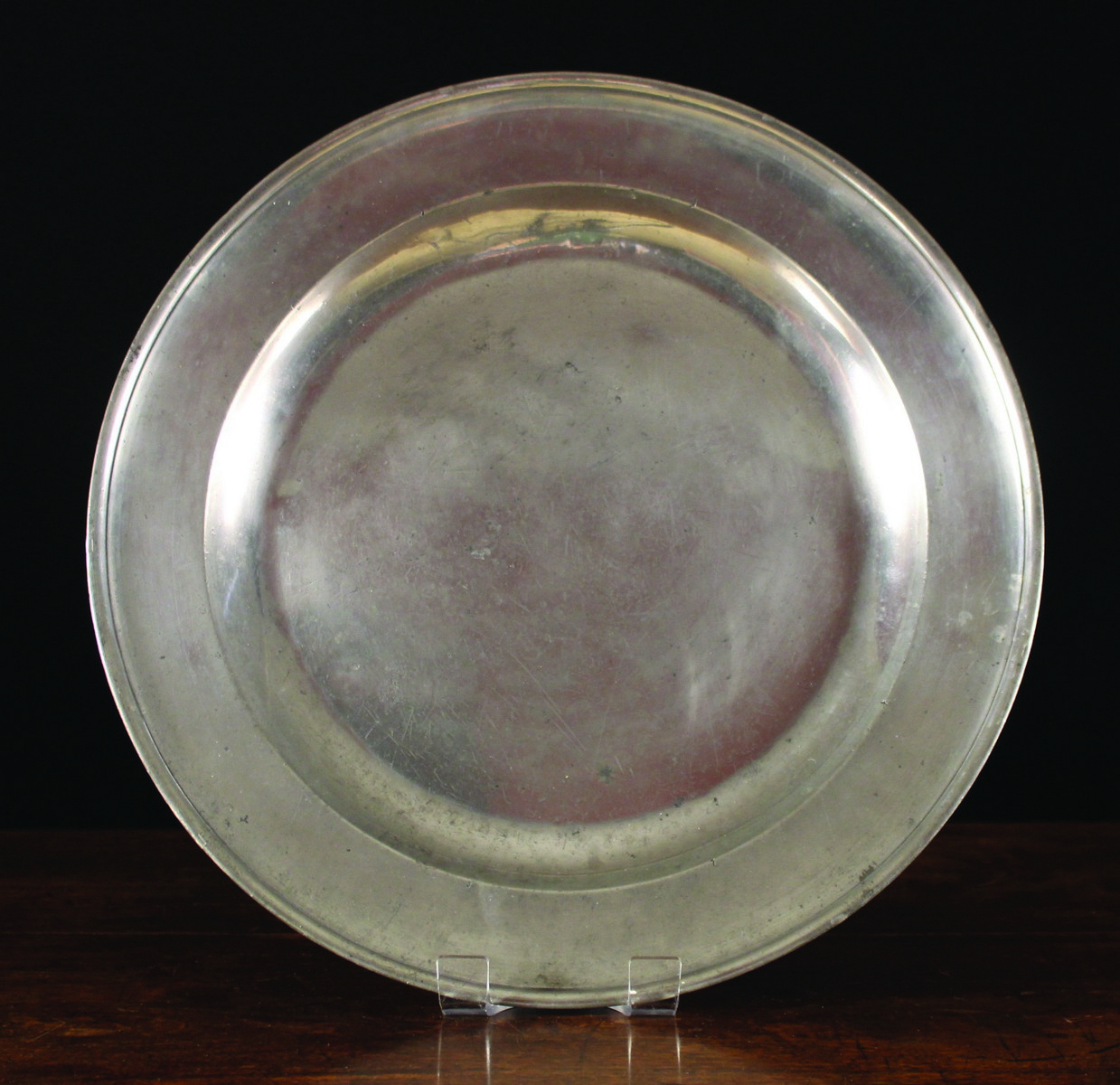 An 18th Century Pewter Single Reeded Charger by Gray & King, 1719-50, 20 ins (51 cms) in diameter.