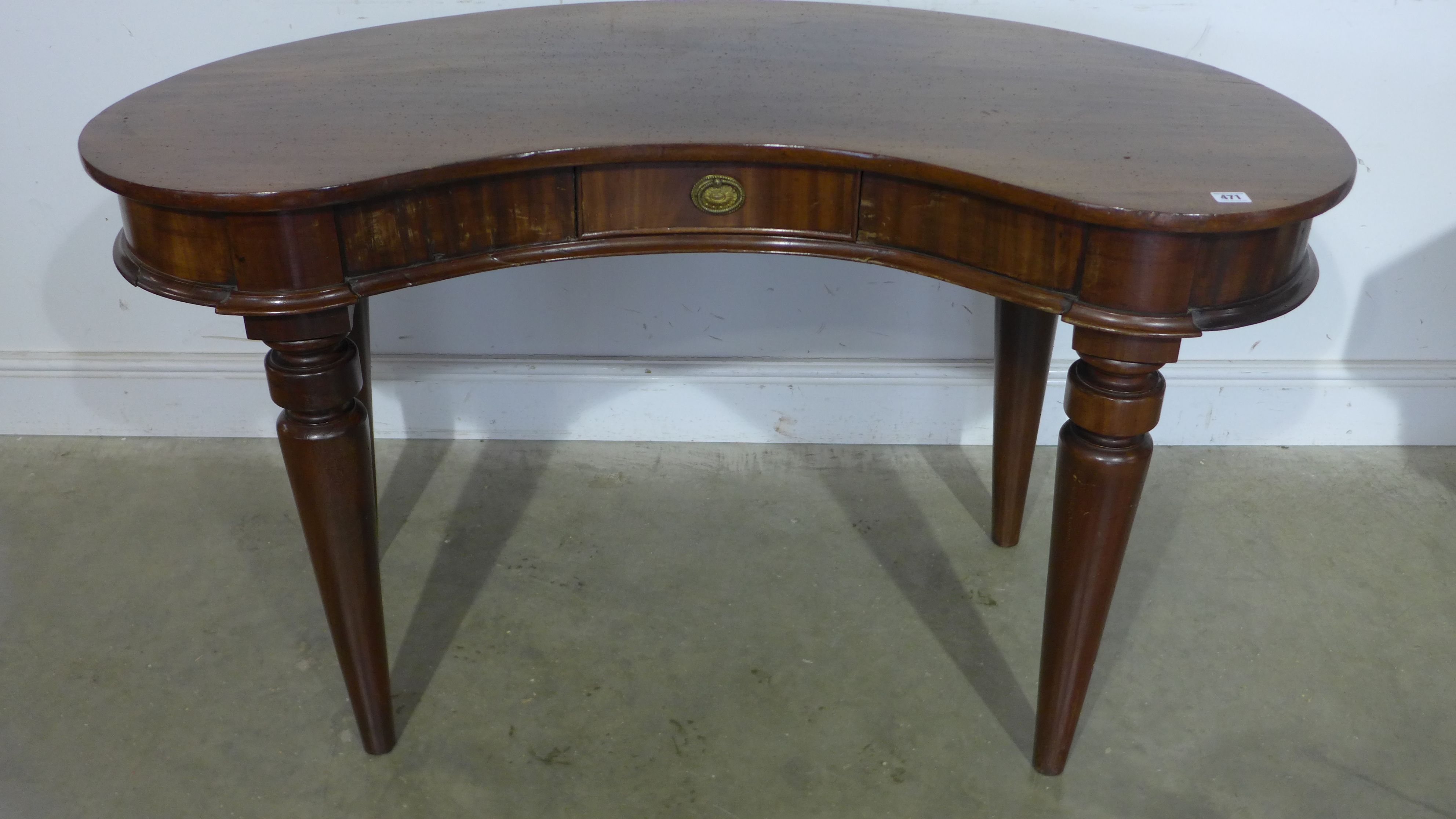 A mahogany kidney shaped writing desk on turned legs - Height 73cm x Width 128cm