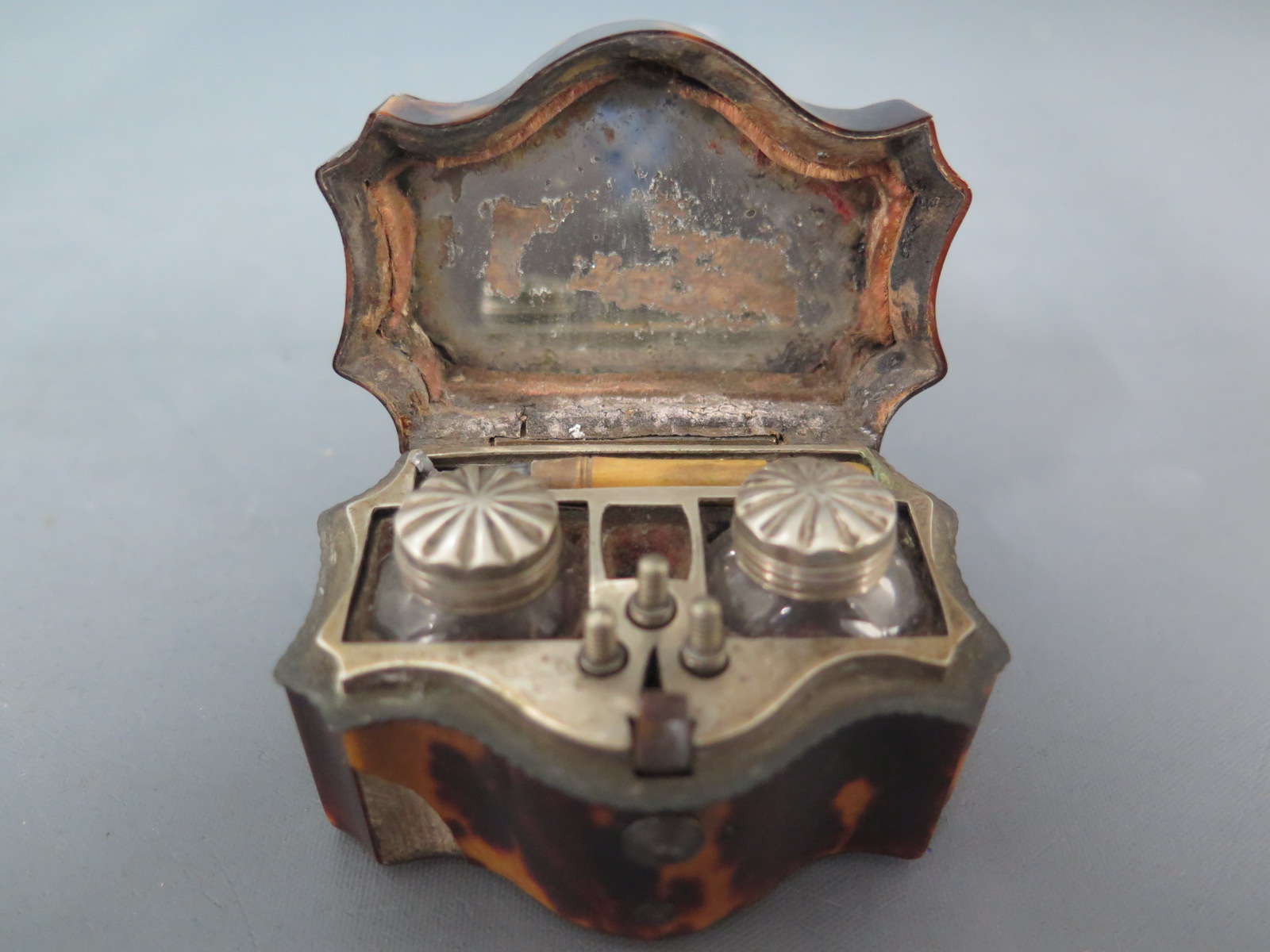 A tortoiseshell miniature desk stand serpentine fronted with fitted interior hinged lid - 6.5cm x 4. - Image 2 of 2
