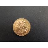 1914, George V gold Sovereign coin - Weight approx 8.