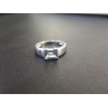 An aquamarine single-stone ring - Stamped 18K - Ring size O - Weight approx 4.