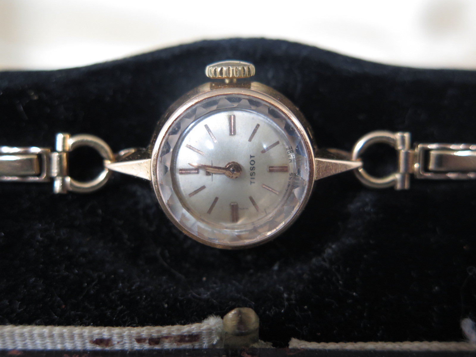 A 9ct yellow gold Ladies wristwatch by Tissot on 9ct gold bracelet - Gross weight approx. 13. - Image 2 of 2