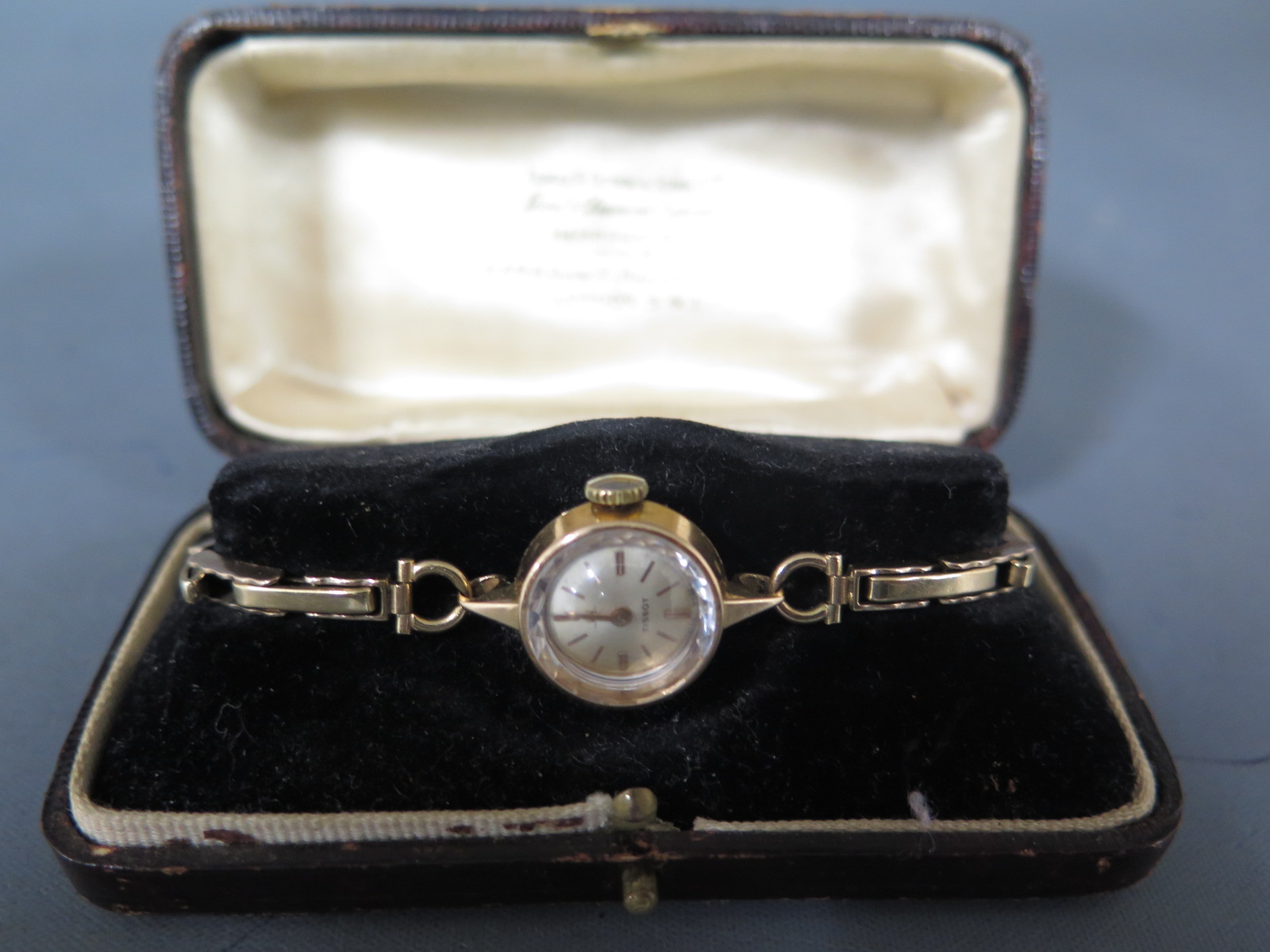 A 9ct yellow gold Ladies wristwatch by Tissot on 9ct gold bracelet - Gross weight approx. 13.