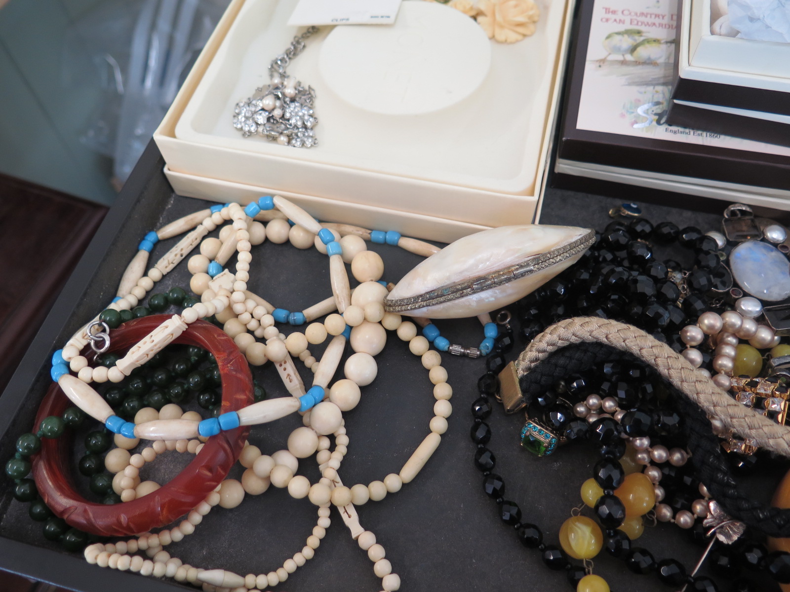 An assortment of vintage and costume jewellery, - Image 3 of 5