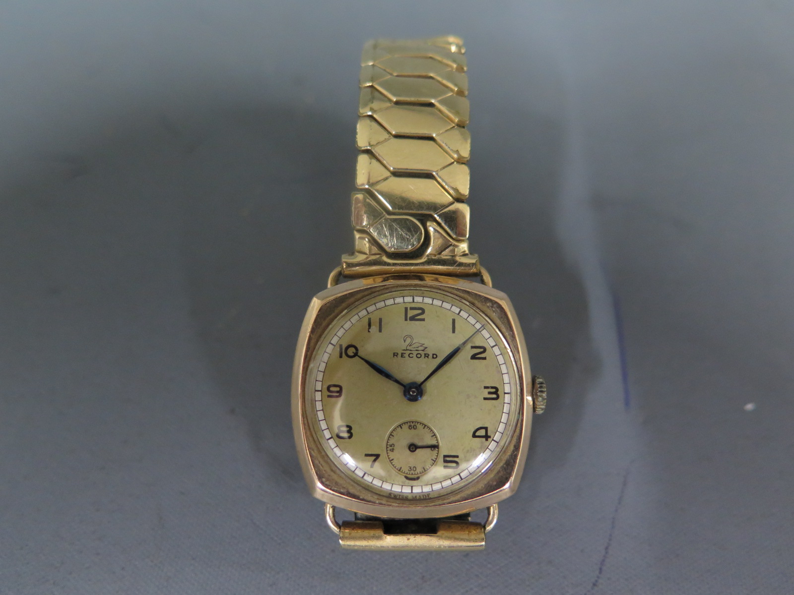 A 9ct gold cased mid sized wristwatch by Record,