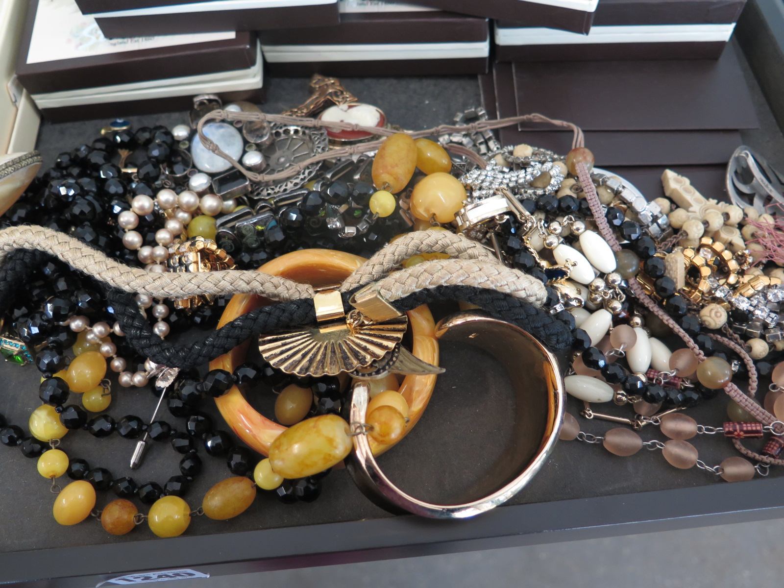 An assortment of vintage and costume jewellery, - Image 2 of 5