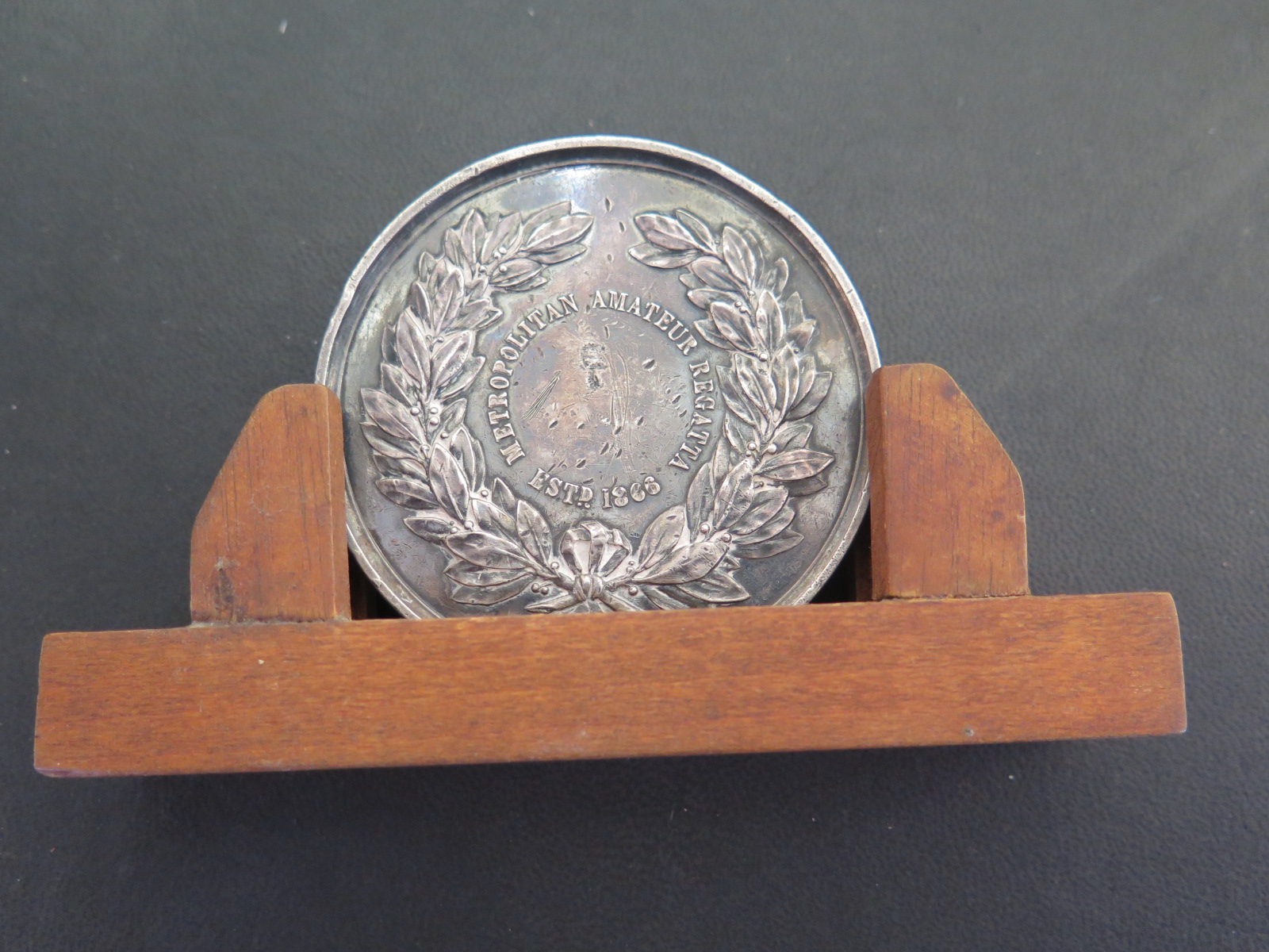 A silver medallion for 'Metropolitan Eight Oared Challenge Cup' - In stand - Image 2 of 2