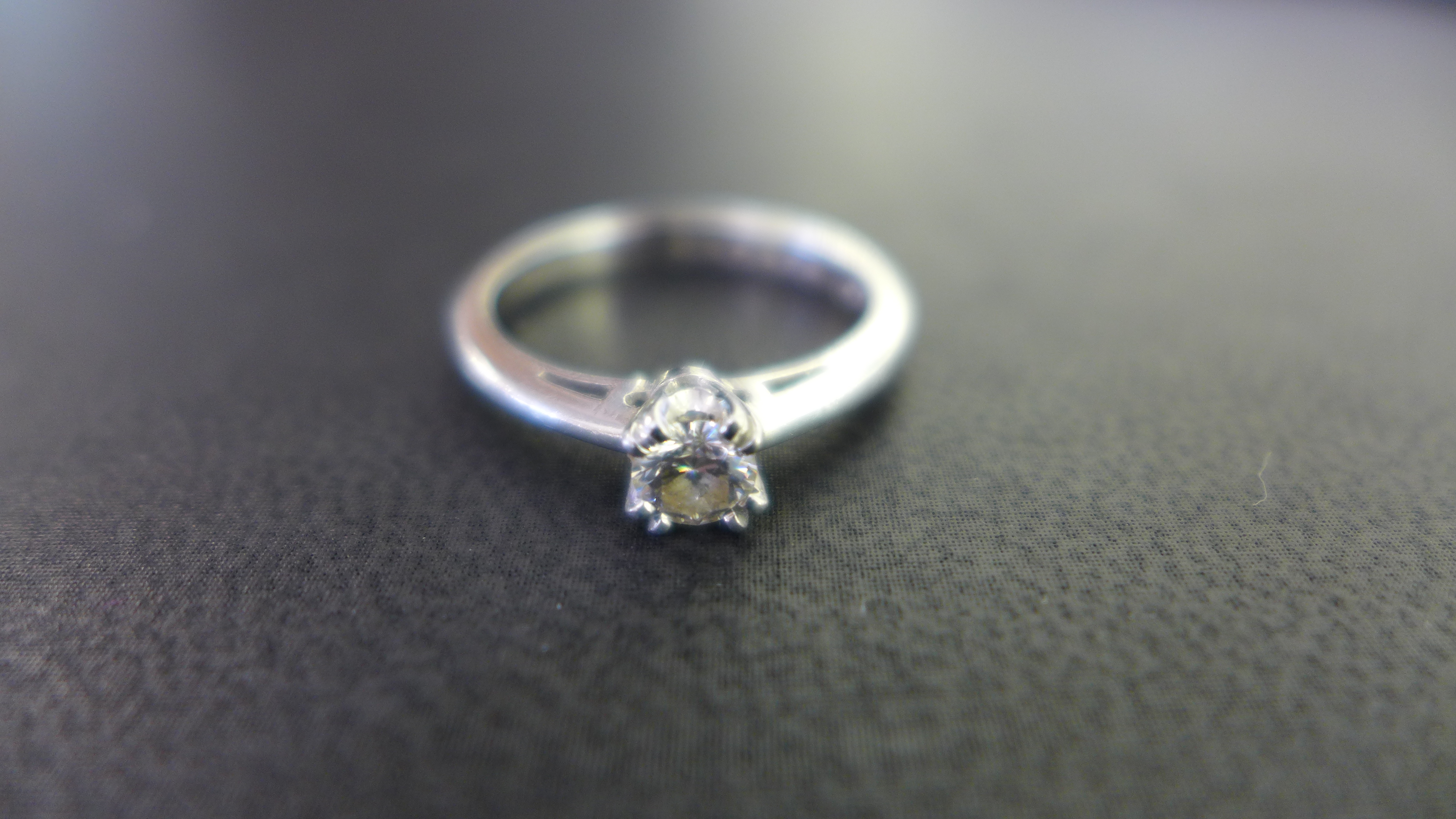 A platinum LEO diamond ring - Accompanied by an IGI report stating the diamond as LEO 048459, 0.