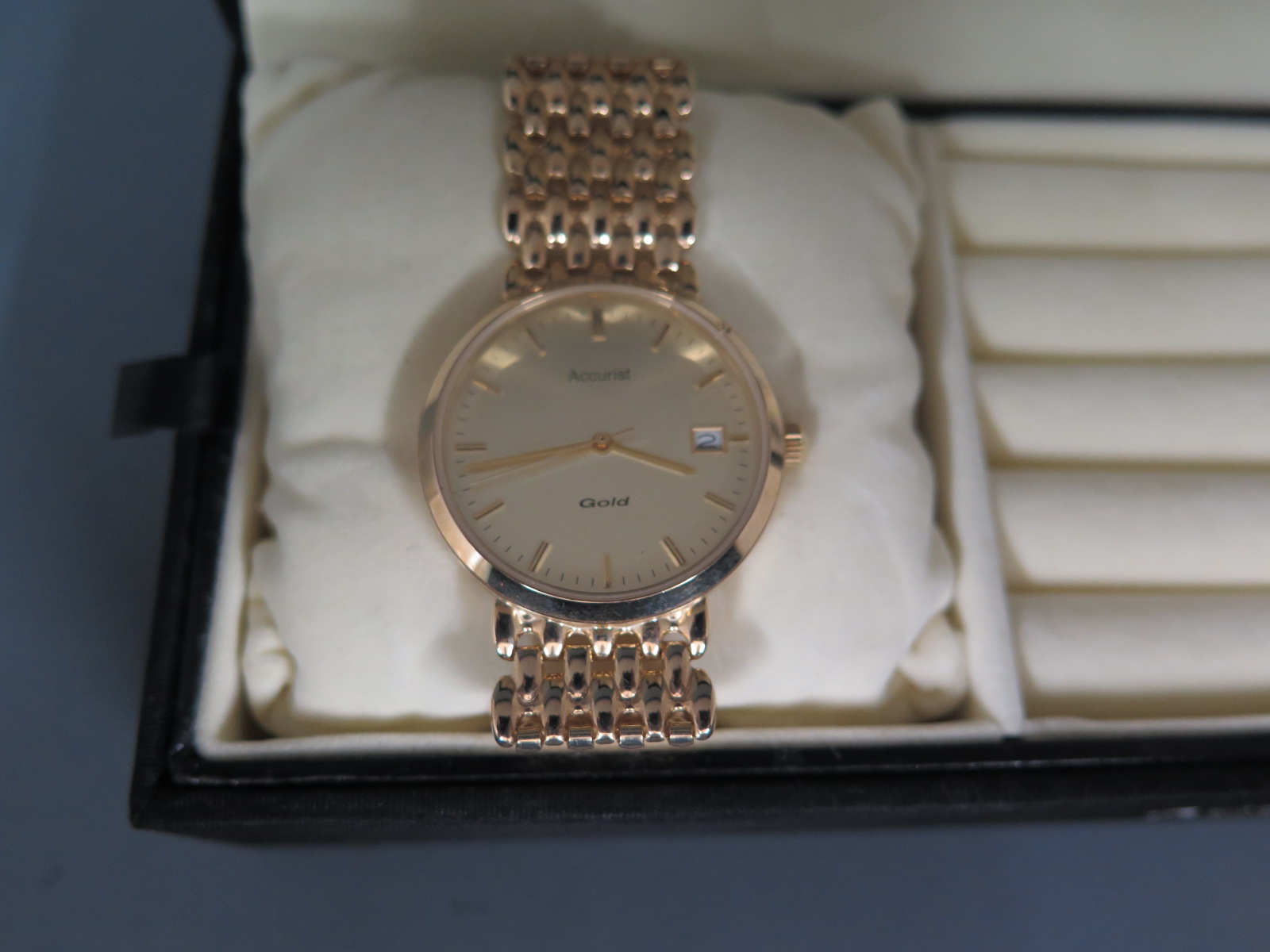 A gents 9ct gold Accurist wristwatch with 9ct gold bracelet - Image 2 of 2