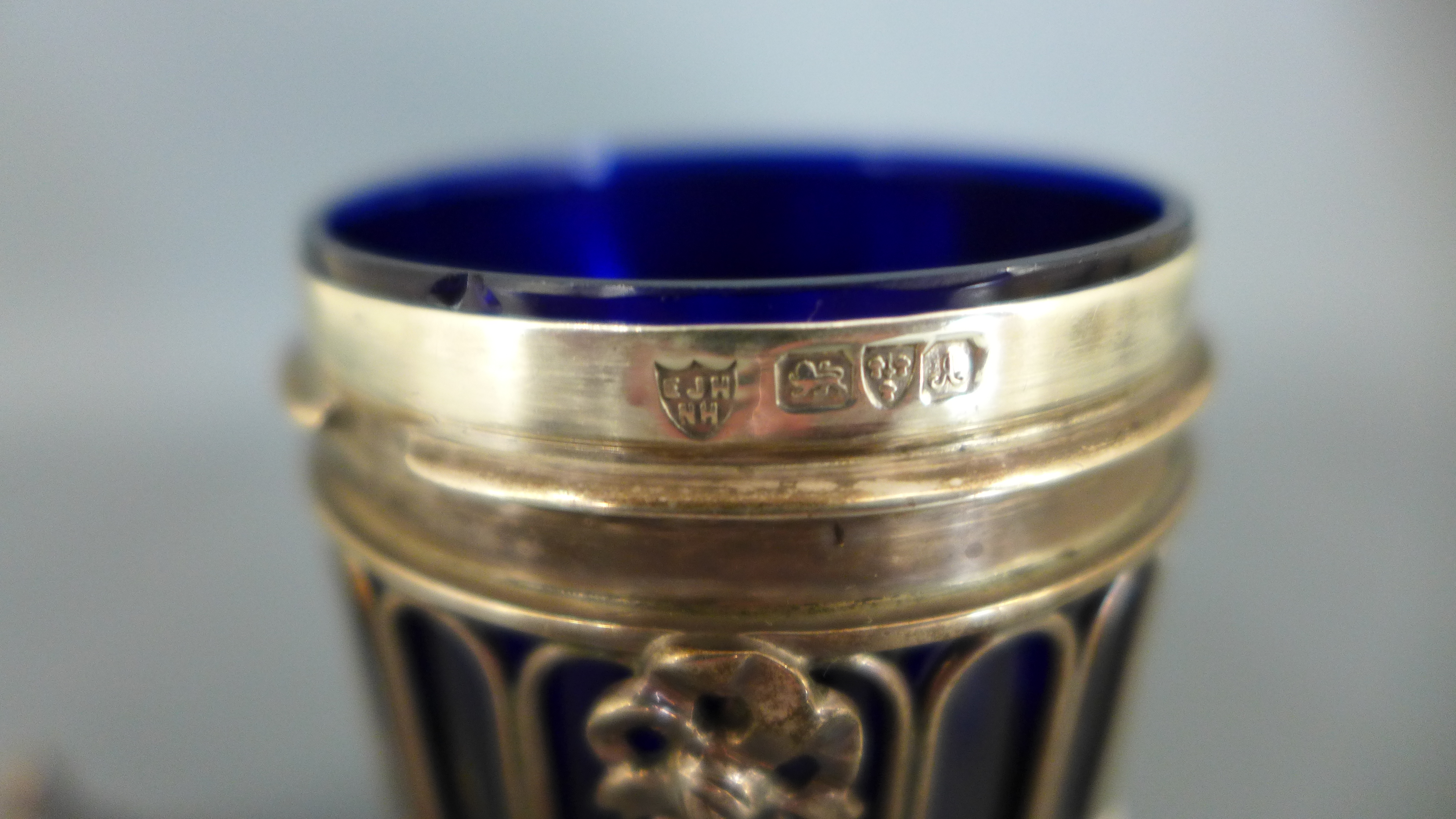 A silver caster with a blue glass liner - Chester 1901/02 E J H N H - Height 15cm Condition - Image 2 of 2