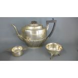 A silver teapot Walker and Hall Sheffield 1907/08 - approx weight 18 troy oz - generally good,