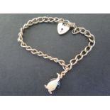 A 9ct gold bracelet with a penguin charm - approx 18cm long - approx weight 15.