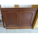 A 19th century mahogany cupboard with two arched doors and two internal shelves - Height 90cm x