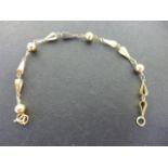 An 18ct yellow gold bracelet - Length 20cm - Weight approx.