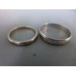 An 18ct white gold wedding band,