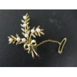 A 9ct yellow gold and pearl brooch - approx weight 5 grams - clean condition,